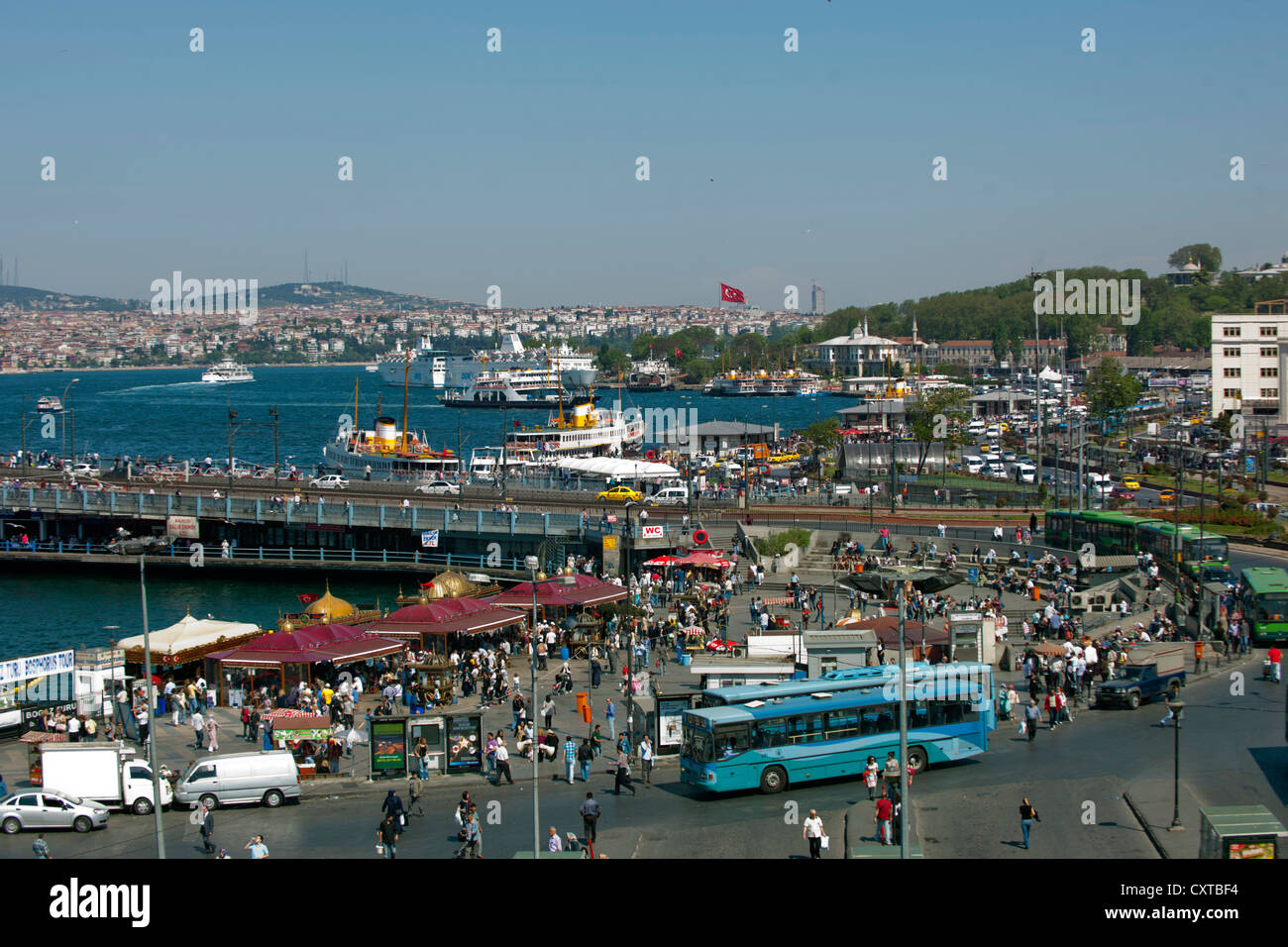 Turquie, Istanbul, Eminönü, Busbahnhof an der Galatabrücke im Hintergrund die mit der Bosphore. Fährschiffen Banque D'Images