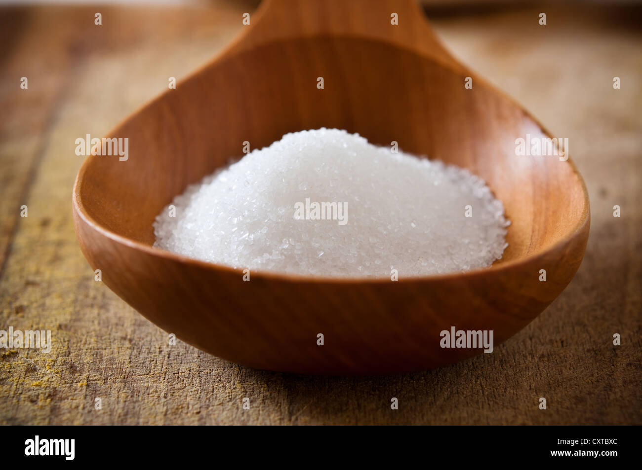 Sucre blanc en cuillère en bois Banque D'Images