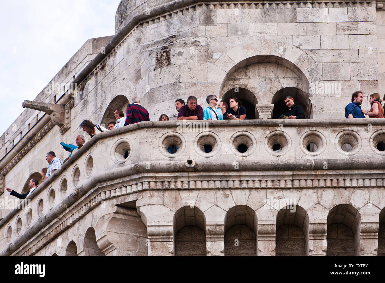 Les touristes se rassemblent dans la soirée à la Bastion des Pêcheurs, Budapest Banque D'Images