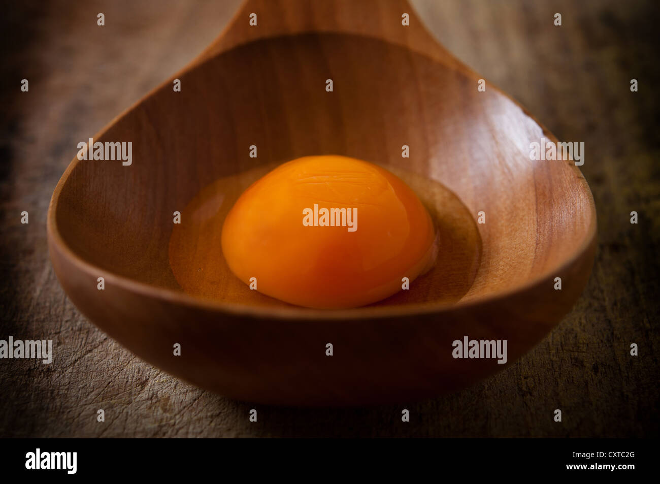 L'œuf dans une cuillère en bois Banque D'Images