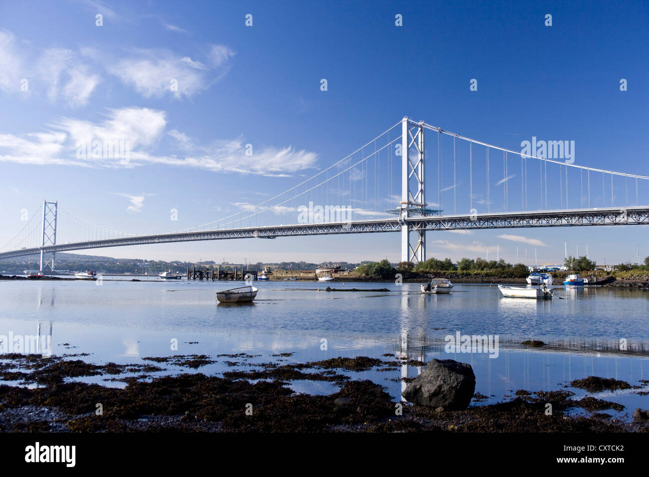 Le Forth Road Bridge vu de North Queensferry Fife en Écosse. Banque D'Images