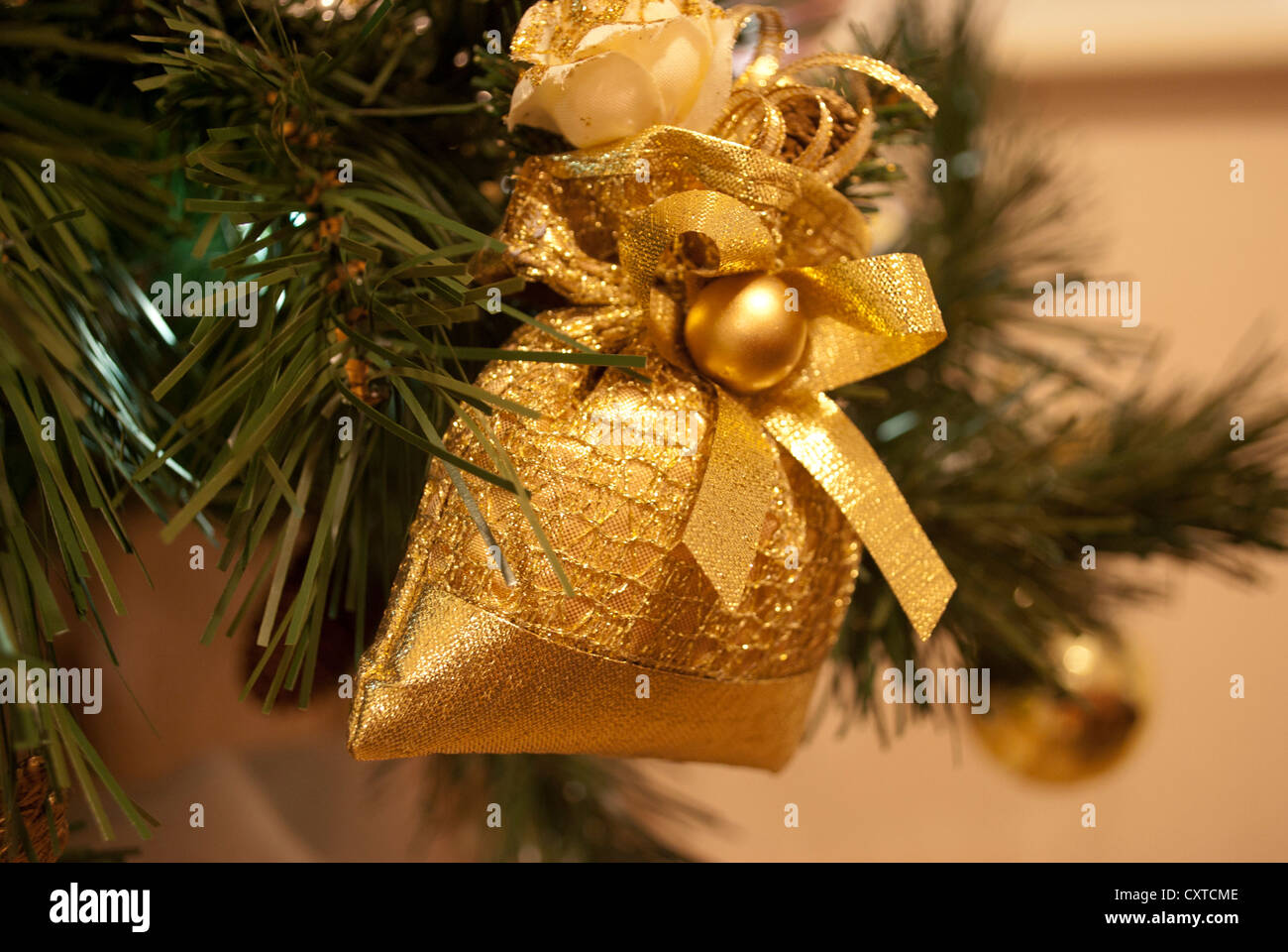 Close up d'or argent / sac sac actuel et bow Noël Décoration pendaison on  Christmas Tree Photo Stock - Alamy