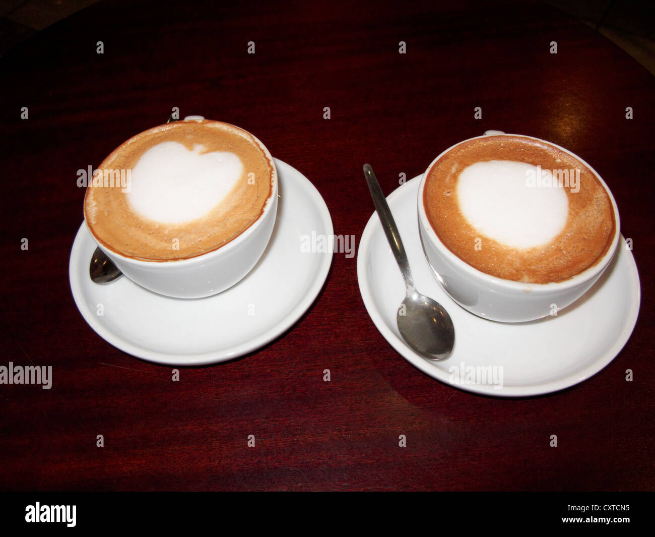 Deux tasses de café moka sur une table dans un café-restaurant dans le uk united kingdom Banque D'Images