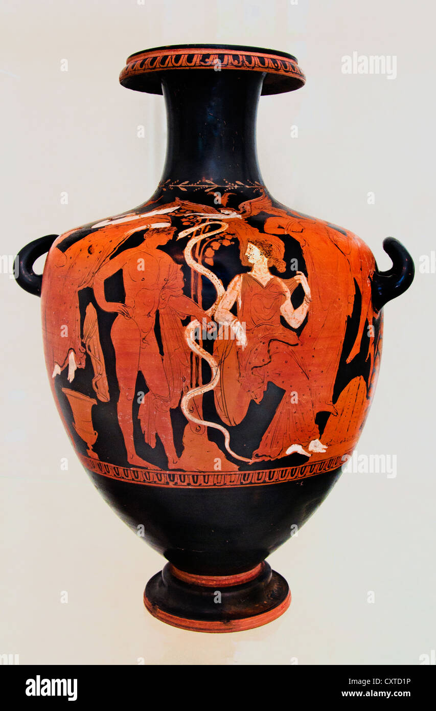 Sols en terre cuite (pot d'eau hydria) satyre femmes Herakles jardin des Hespérides Pan 4e siècle avant J.-C. Grenier grec 28cm Banque D'Images