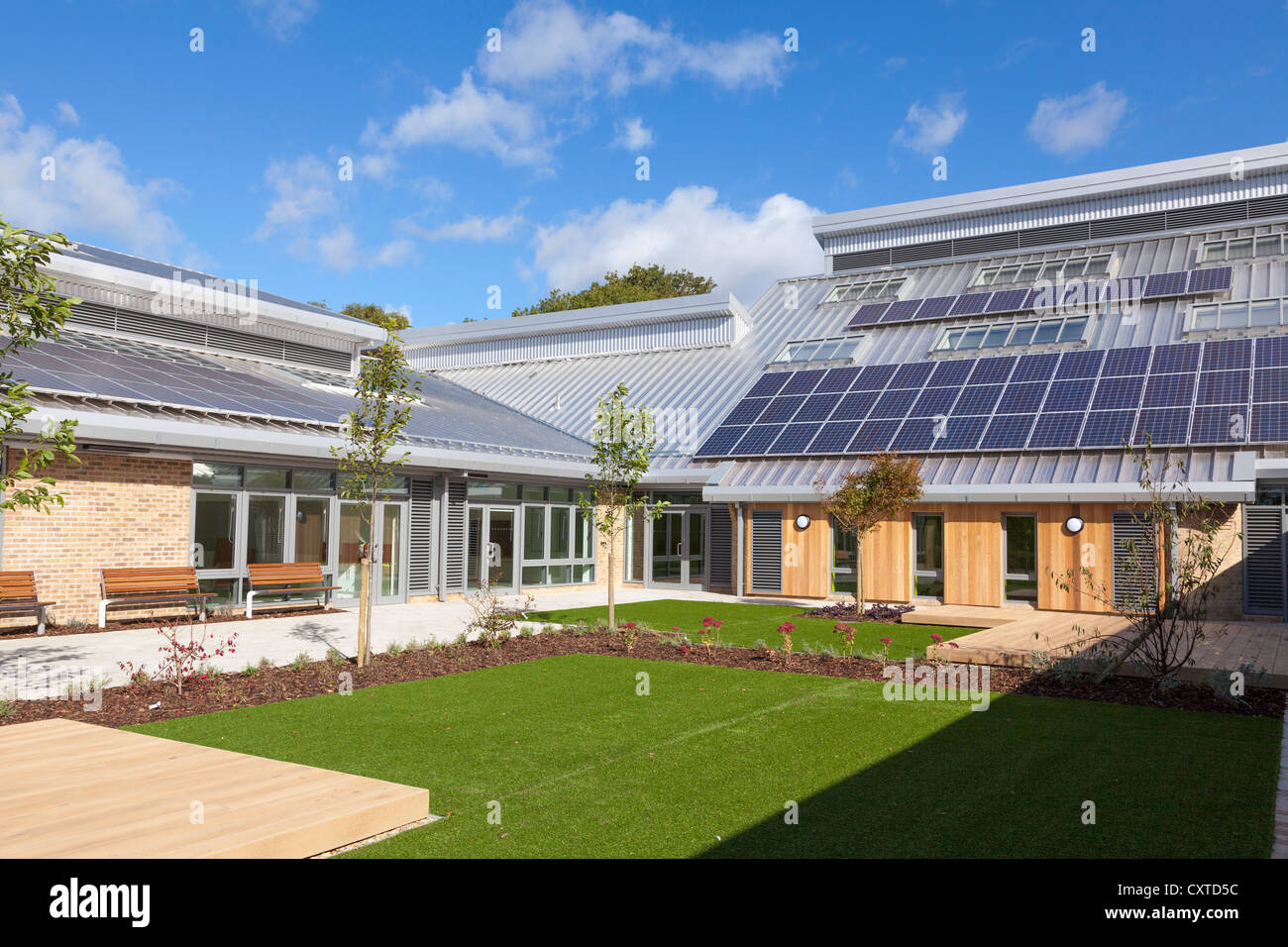 Cour de l'école primaire de nouvelle construction avec des panneaux solaires dans le soleil. Banque D'Images