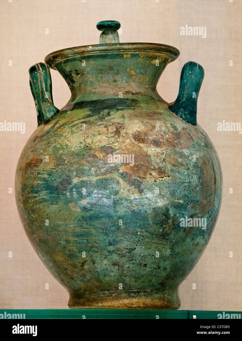 Urne cinéraire en verre avec couvercle Flavian Impériale Trajanic 1st-début 2e siècle A.D Verre Romain 25,7 cm Italie Banque D'Images