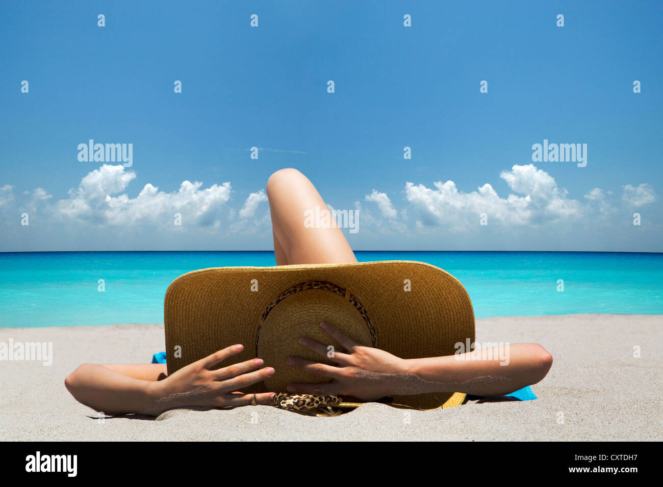 Woman towel on beach Banque D'Images