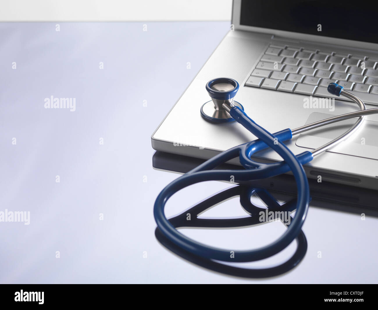 Close up of stethoscope on laptop Banque D'Images