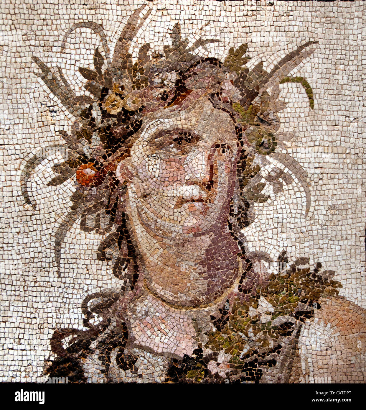 Villa romaine impériale avec mosaïque de sol à Daphné près d’Antioche, médaillon central en portrait, motif géométrique audacieux en forme de cube, IIe siècle après J.-C., Metropolitan Museum Banque D'Images