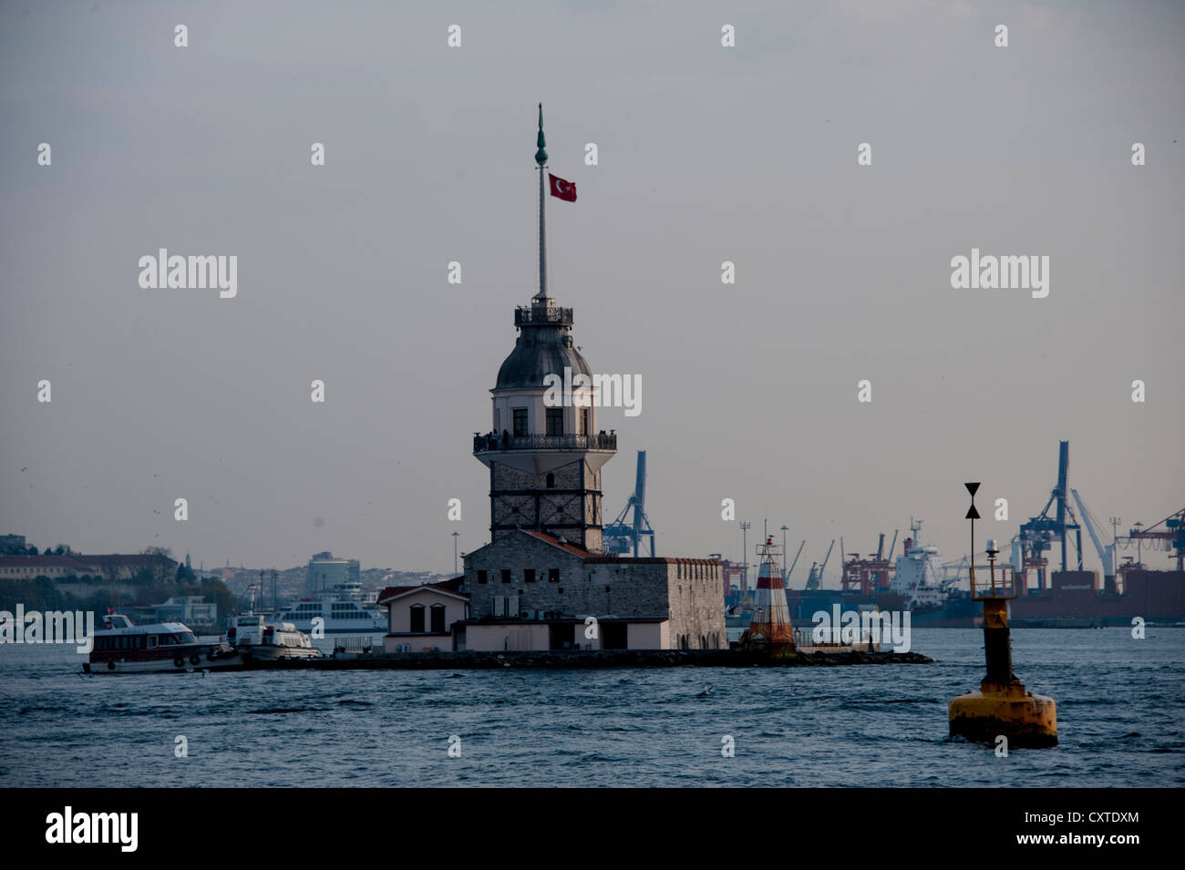 Kız Kulesi phare avec le Tour de la jeune fille dans le Bosphore Istanbul Turquie Banque D'Images