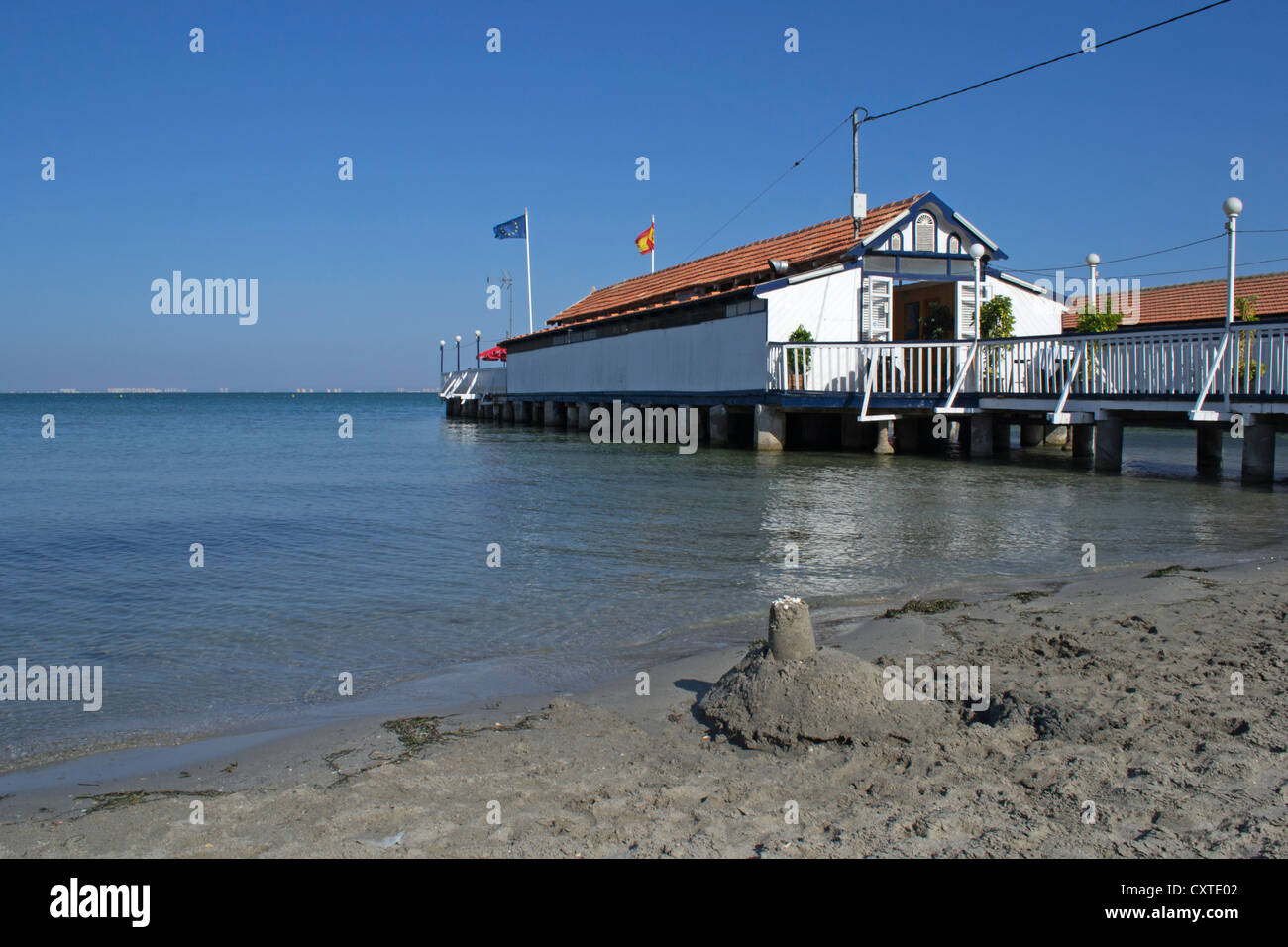 Restaurant traditionnel espagnol situé sur une jetée en bois sur la Mar Menor à Los Alcazares, Murcia, Costa Calida, Spain, Europe Banque D'Images