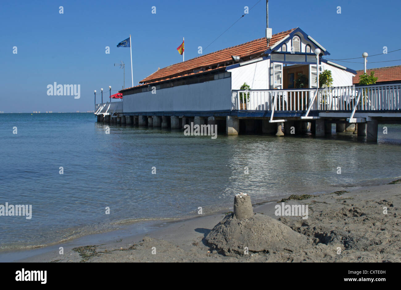 Restaurant traditionnel espagnol situé sur une jetée en bois sur la Mar Menor à Los Alcazares, Murcia, Costa Calida, Spain, Europe Banque D'Images