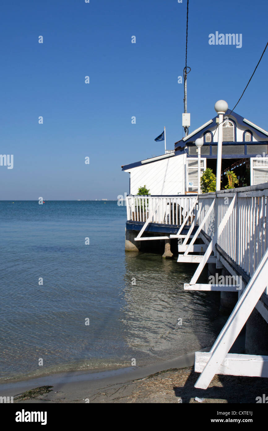 Restaurant traditionnel espagnol situé sur une jetée en bois sur la Mar Menor à Los Alcazares, Murcia, Costa Calida, Spain, Europe Banque D'Images