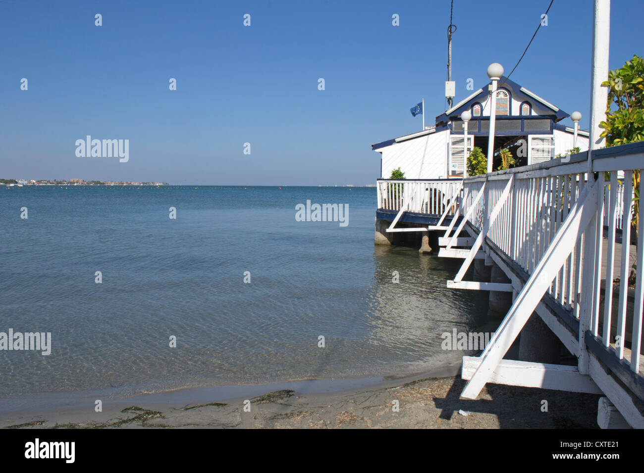 Restaurant traditionnel espagnol situé sur une jetée en bois sur la Mar Menor à Los Alcazares, Murcia, Costa Calida, Spain, Europe Banque D'Images