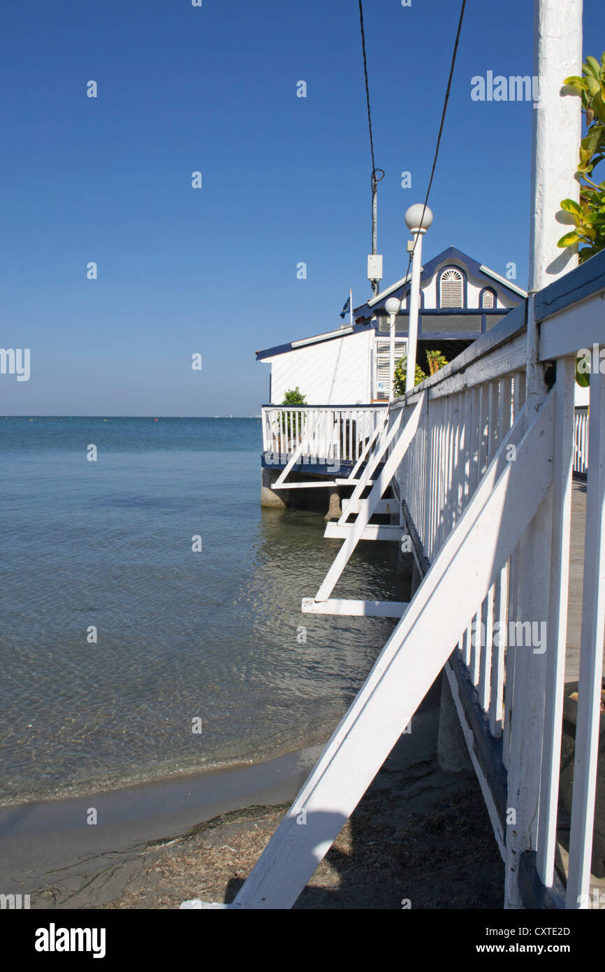 Restaurant traditionnel espagnol situé sur une jetée en bois sur la Mar Menor à Los Alcazares, Murcia, Costa Calida, Spain, Europe Banque D'Images