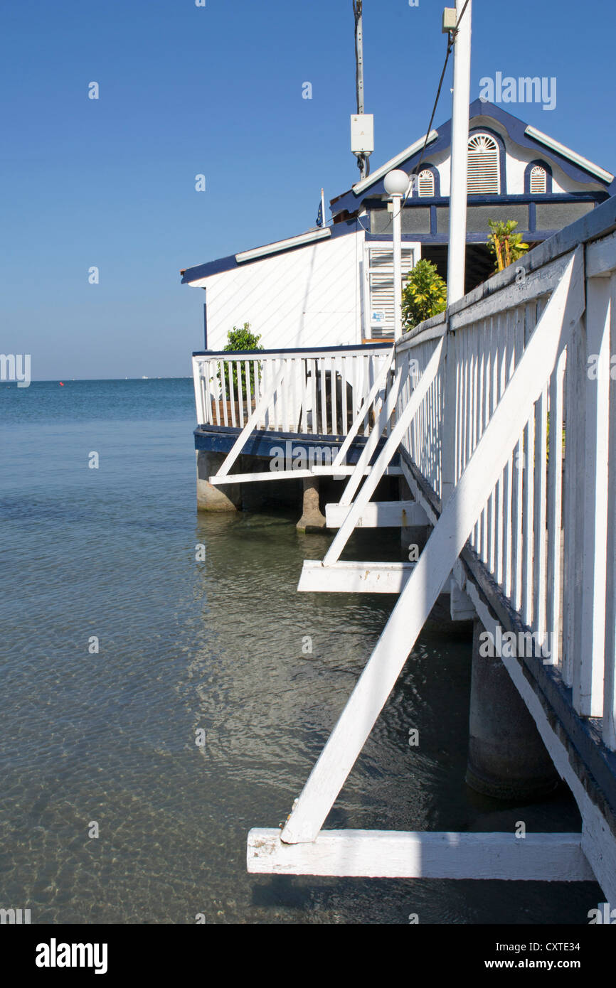 Restaurant traditionnel espagnol situé sur une jetée en bois sur la Mar Menor à Los Alcazares, Murcia, Costa Calida, Spain, Europe Banque D'Images