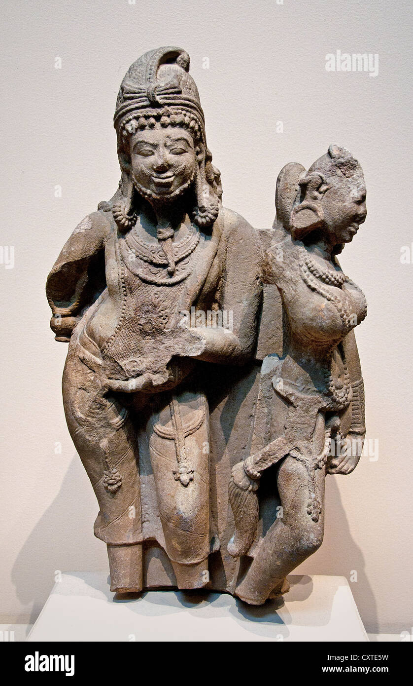 Le Dieu Danda et la Déesse Niksubha les accompagnateurs de Surya le Dieu Soleil 11e siècle Grès 53 cm Inde Banque D'Images