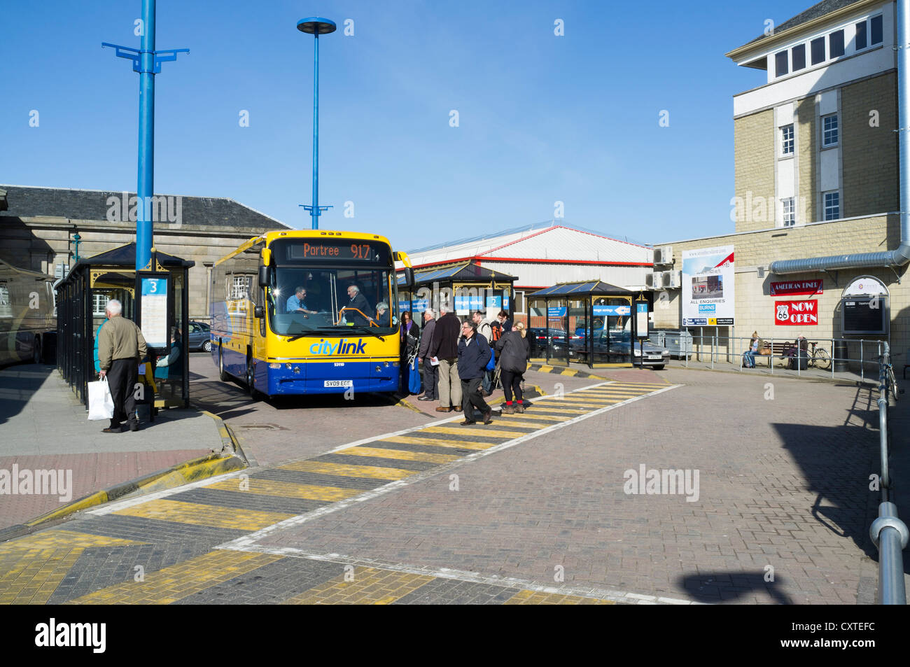 La gare routière de dh Inverness INVERNESS INVERNESSSHIRE Citylink chargement du bus de passagers au terminal des bus transport uk Banque D'Images