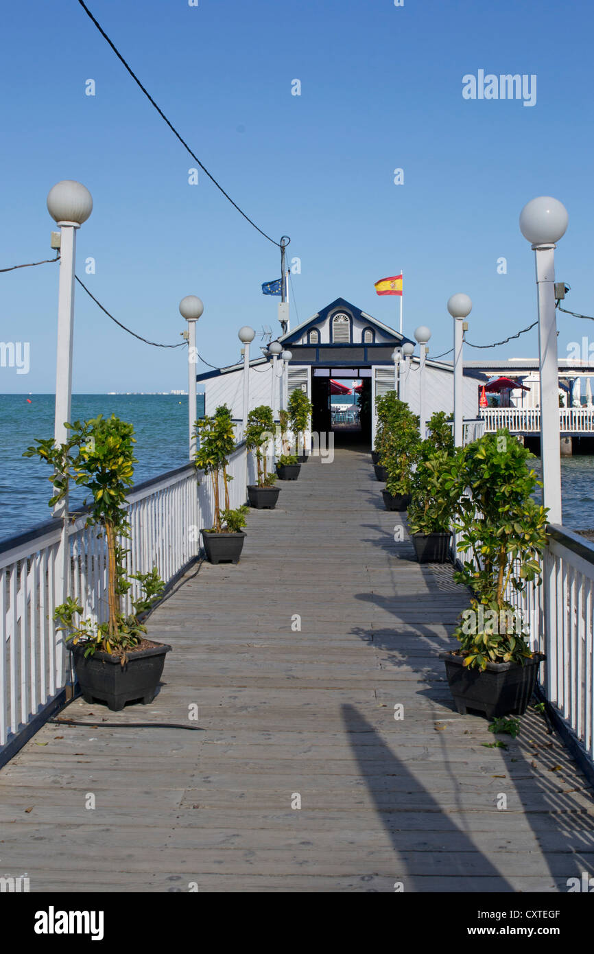 Restaurant traditionnel espagnol situé sur une jetée en bois sur la Mar Menor à Los Alcazares, Murcia, Costa Calida, Spain, Europe Banque D'Images