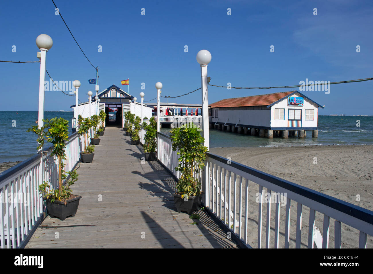 Restaurant traditionnel espagnol situé sur une jetée en bois sur la Mar Menor à Los Alcazares, Murcia, Costa Calida, Spain, Europe Banque D'Images