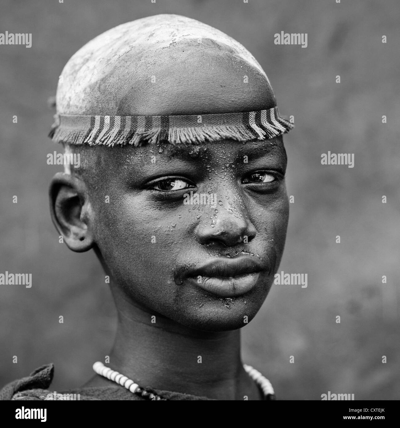 Femme de la tribu Bodi avec serre-tête, Hana Mursi, vallée de l'Omo, Ethiopie Banque D'Images