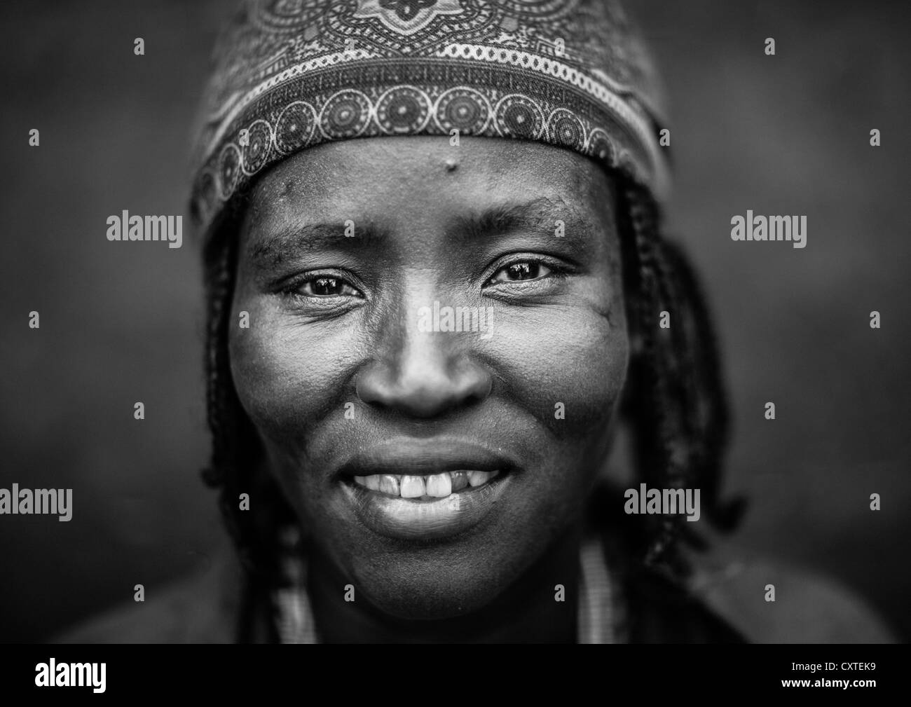 Sou sourire femme tribu Mursi, Hana, vallée de l'Omo, Ethiopie Banque D'Images