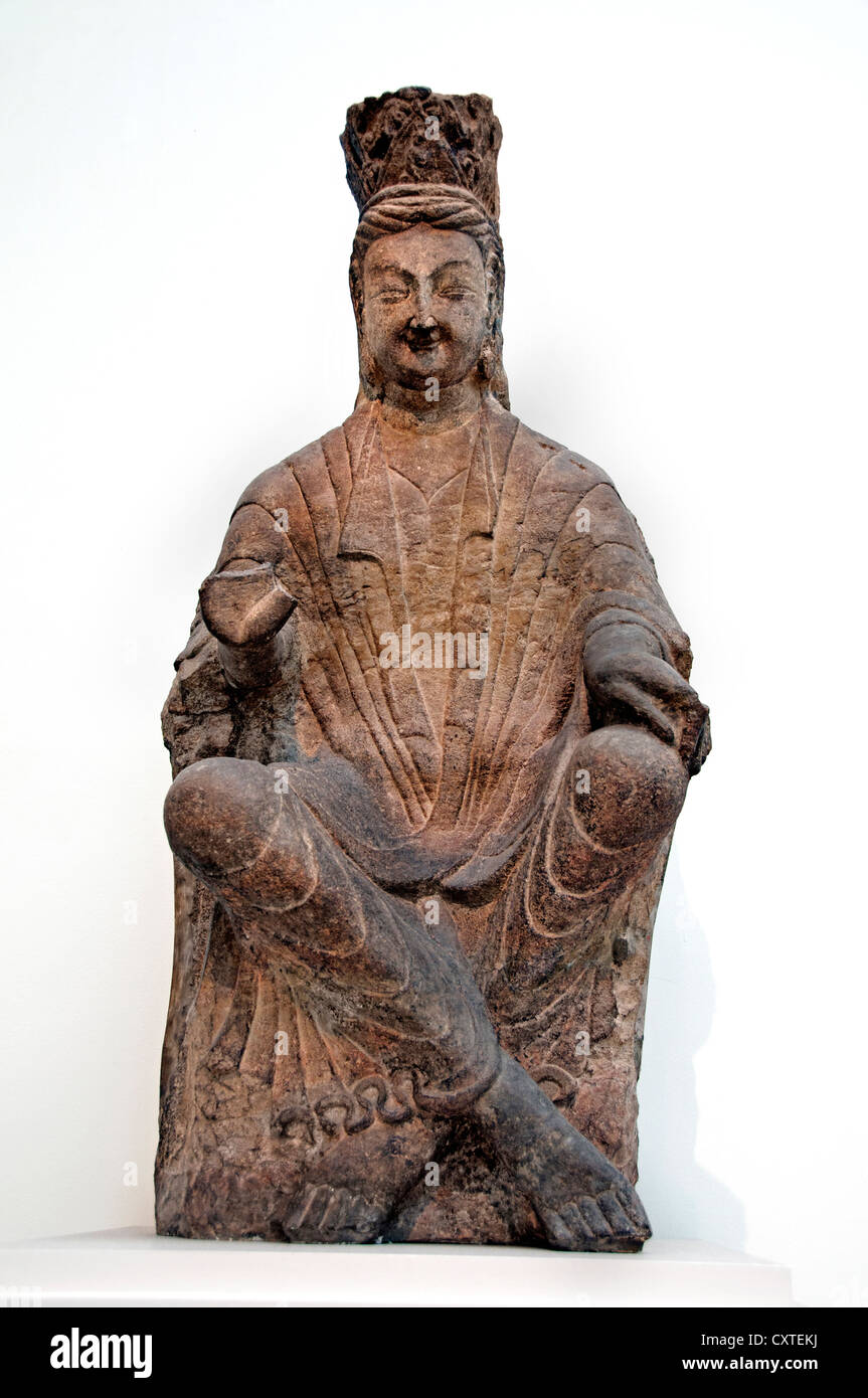 Avalokiteshvara bodhisattva Guanyin avec chevilles croisées dynastie des Wei du Nord (386-534) ca. 470 Chine chinois en grès Banque D'Images