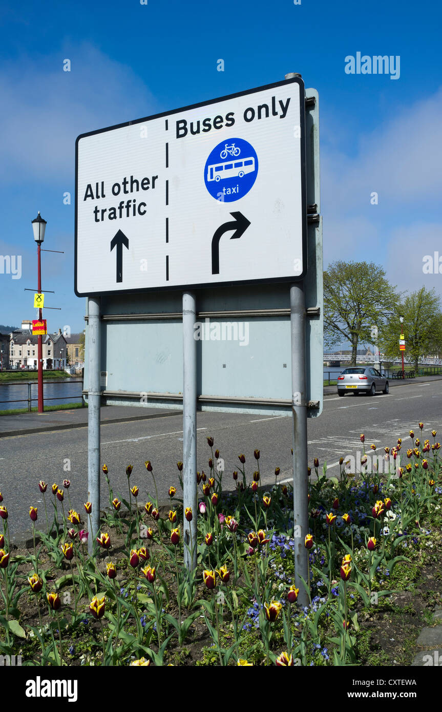 panneaux de signalisation dh pour les bus du Royaume-Uni uniquement panneau de signalisation limitant la circulation routière voie de bus Banque D'Images