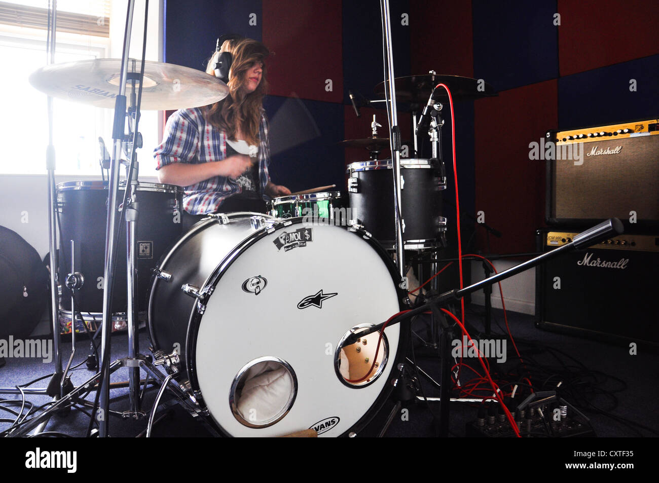 Lucy Piper, batteur féminin, enregistre dans un studio. Banque D'Images