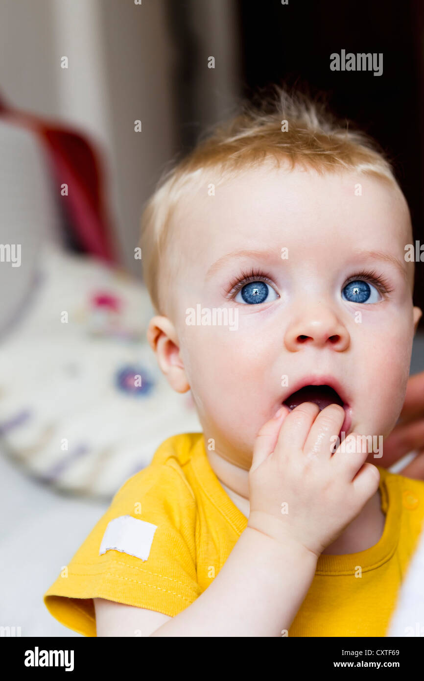 Kid eating mouth open wide Banque de photographies et d'images à haute  résolution - Alamy
