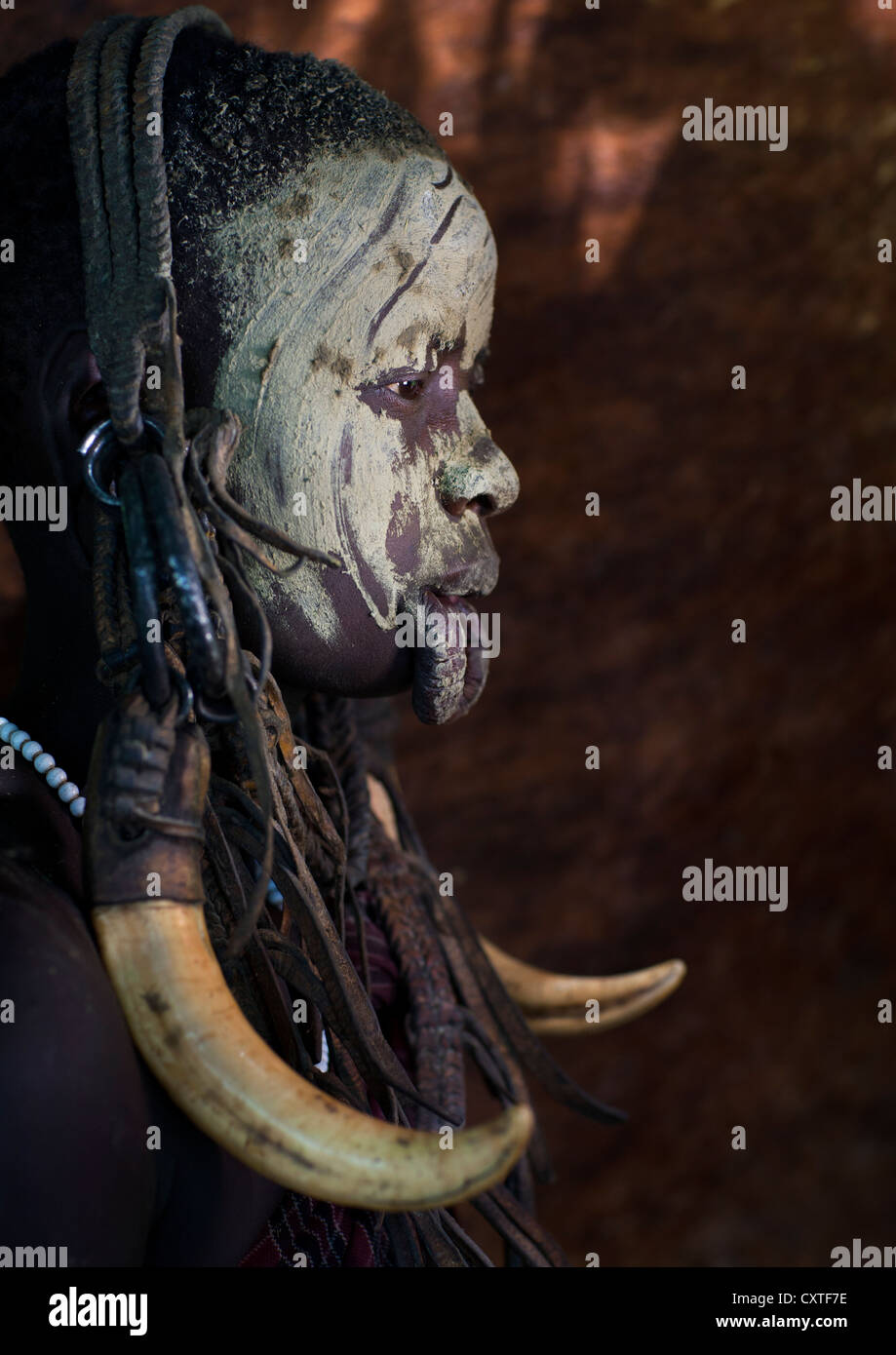 Femme de la tribu Mursi avec lèvre élargie face, peintures et portant des dents de phacochère, Chaidu, vallée de l'Omo, Ethiopie Banque D'Images