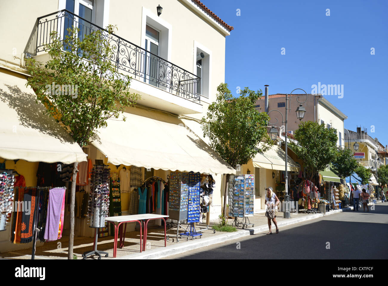 Boutiques sur la rue Main, Katakolon, Grèce Pyrgos municipalité, région de l'Ouest, Grèce Banque D'Images