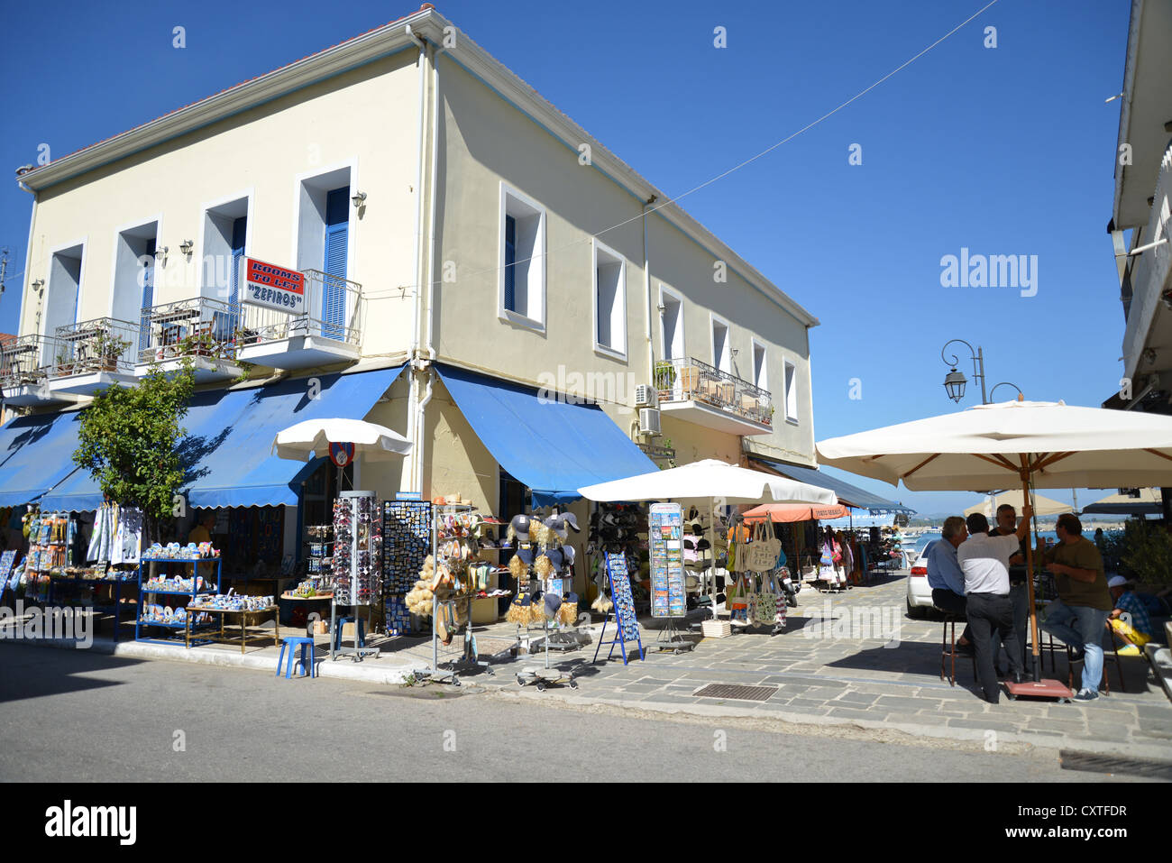 Boutiques sur la rue Main, Katakolon, Grèce Pyrgos municipalité, région de l'Ouest, Grèce Banque D'Images