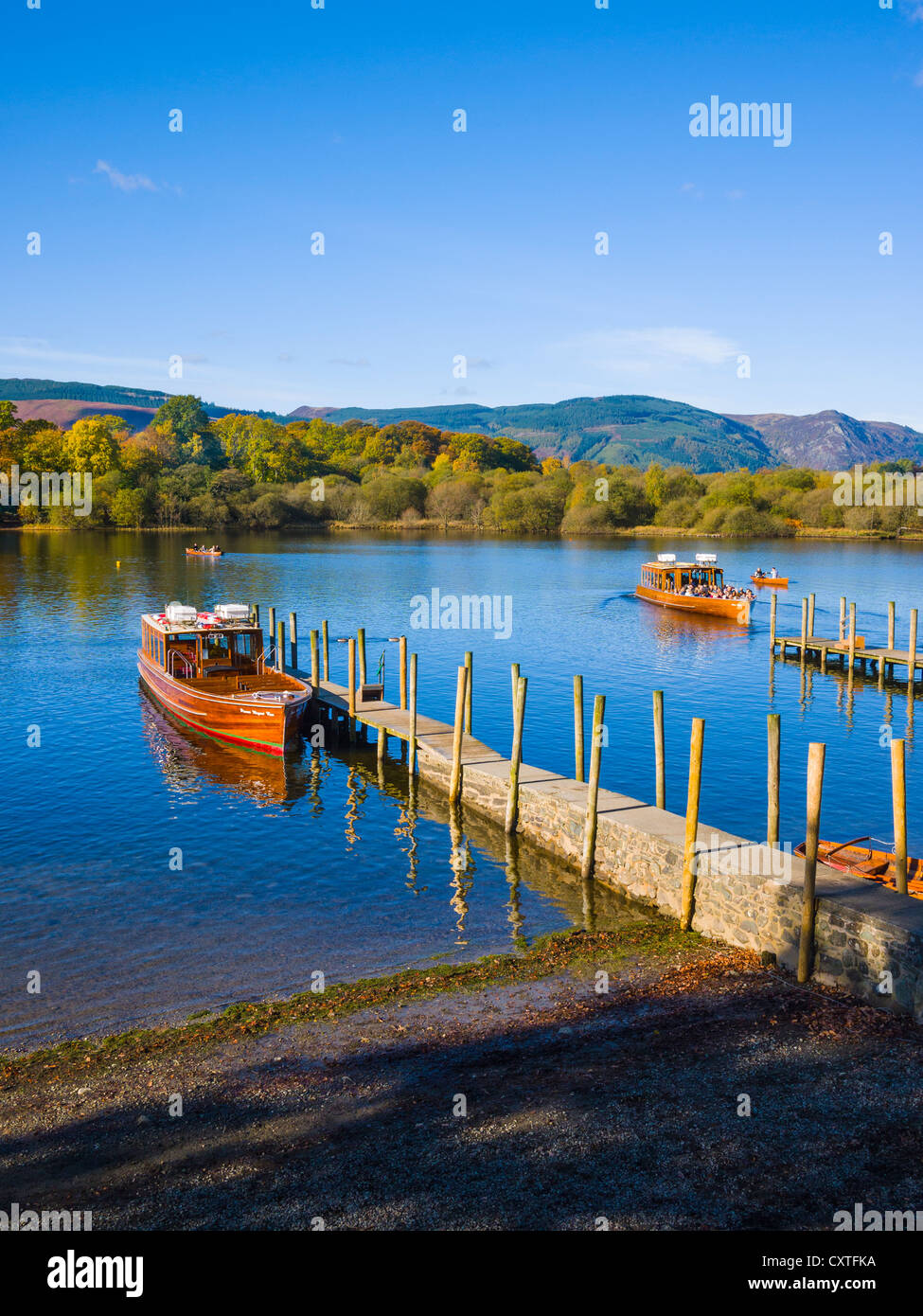 Ferries sur Derwent Water à Keswick dans le parc Lake District, Cumbria, Angleterre. Banque D'Images
