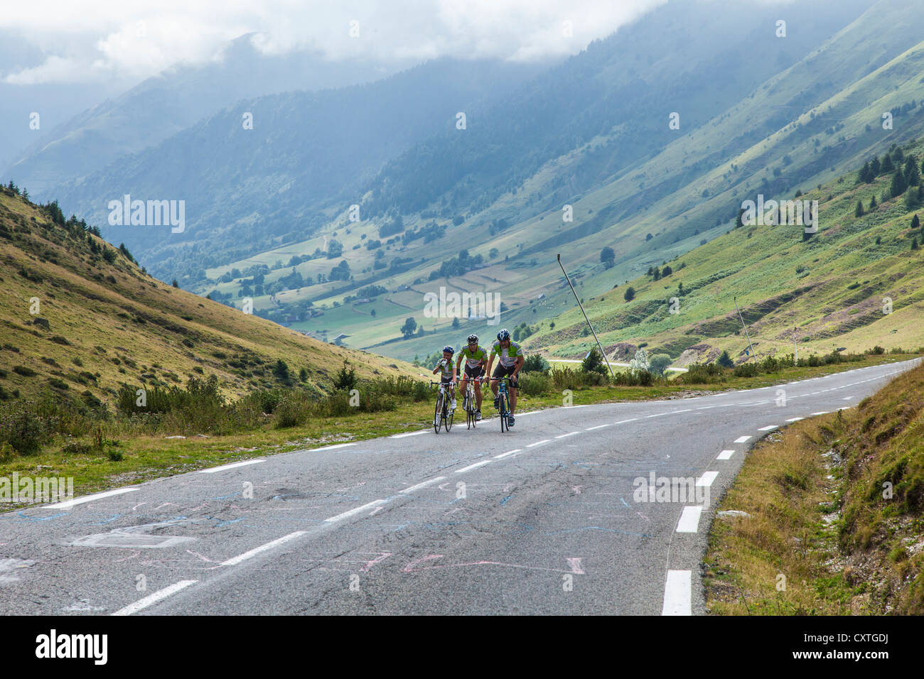 Les cyclistes du Tour de France à vélo - la route jusqu'au Col du Tourmalet, Haute Pyrenees, France Banque D'Images
