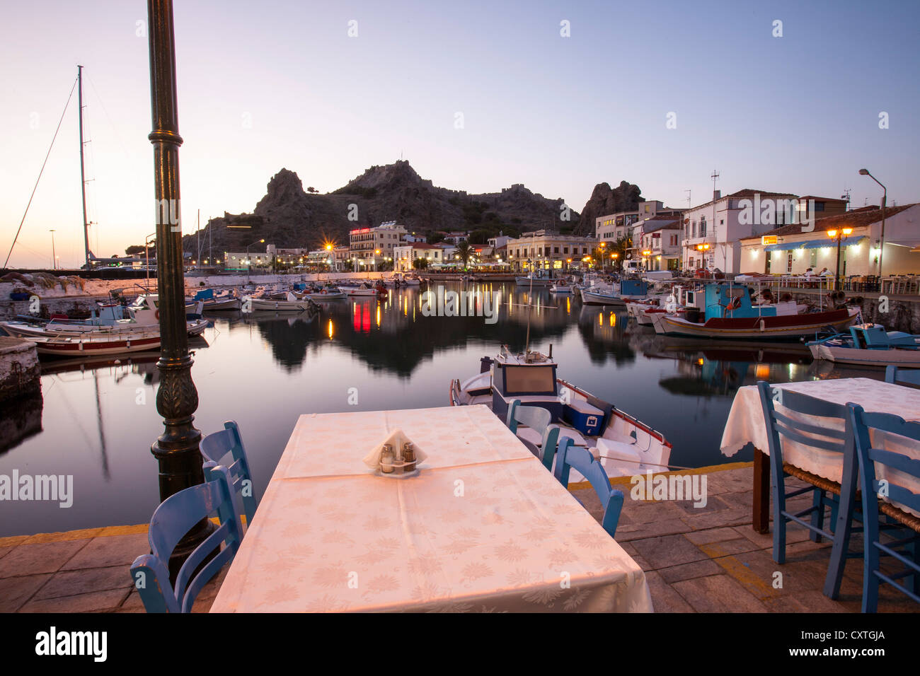 Myrina port et tavernes au crépuscule sur Lemnos, Grèce. Banque D'Images