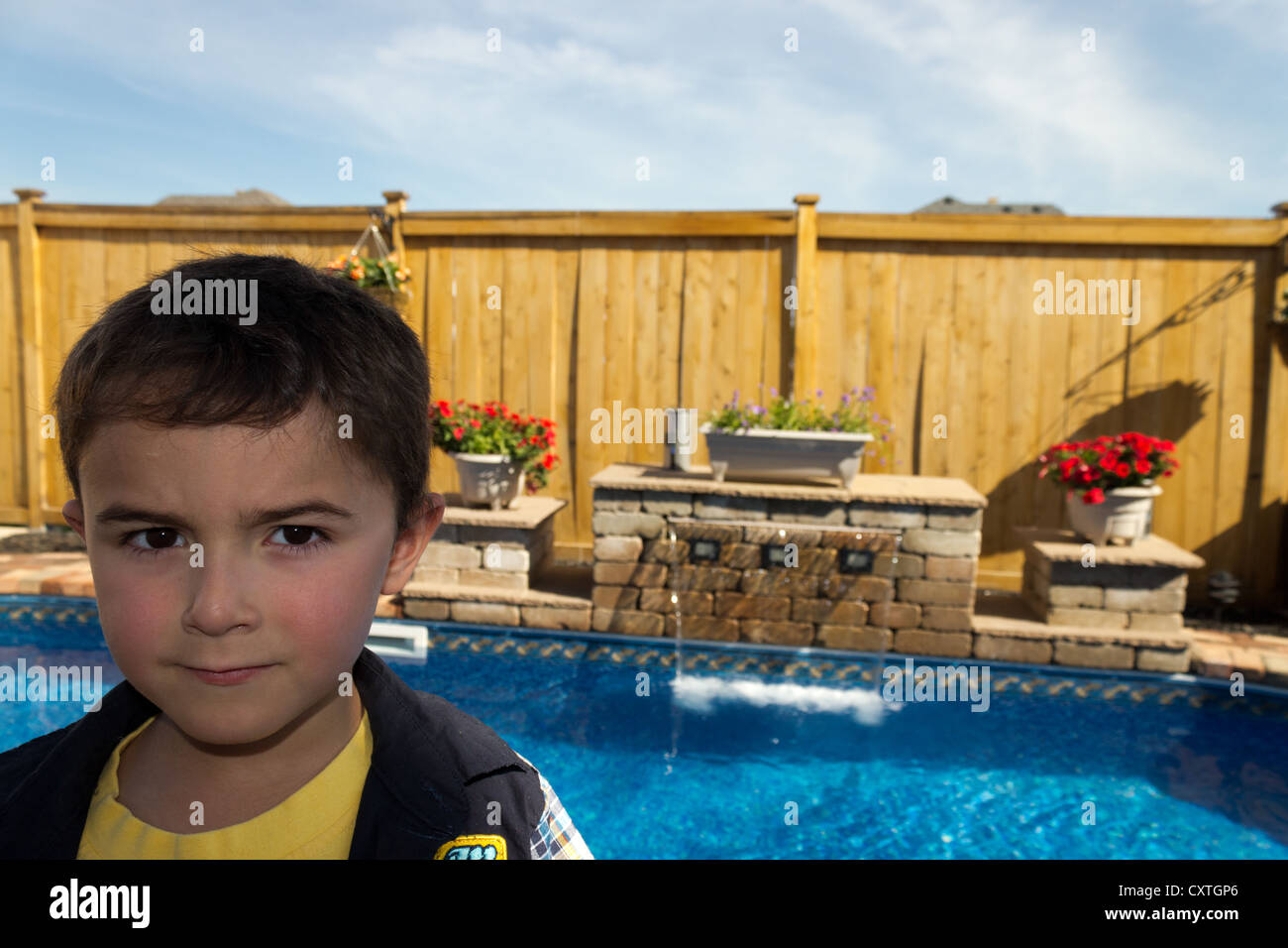 Enfant par une piscine Banque D'Images
