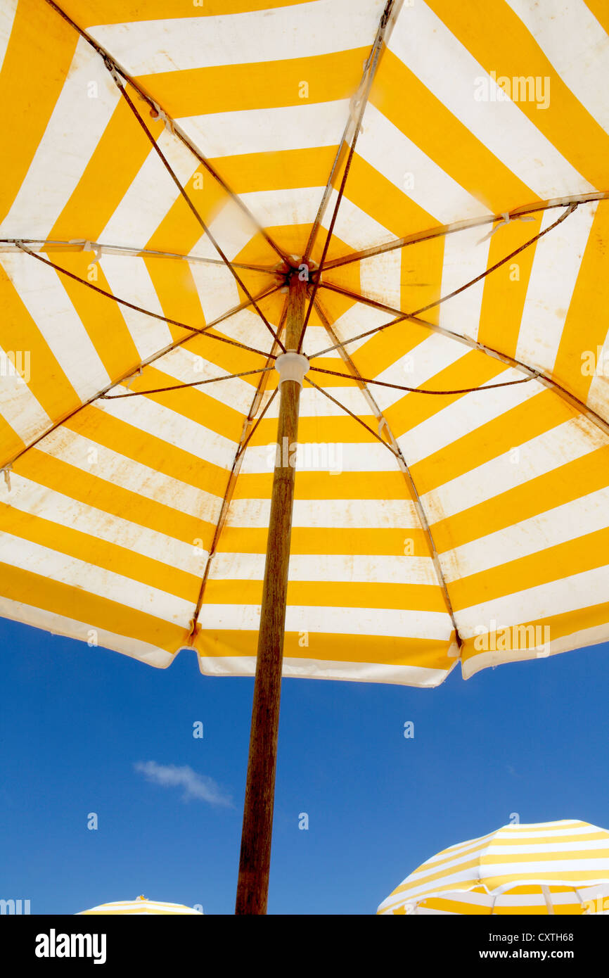 Parapluie à rayures sous ciel bleu Banque D'Images