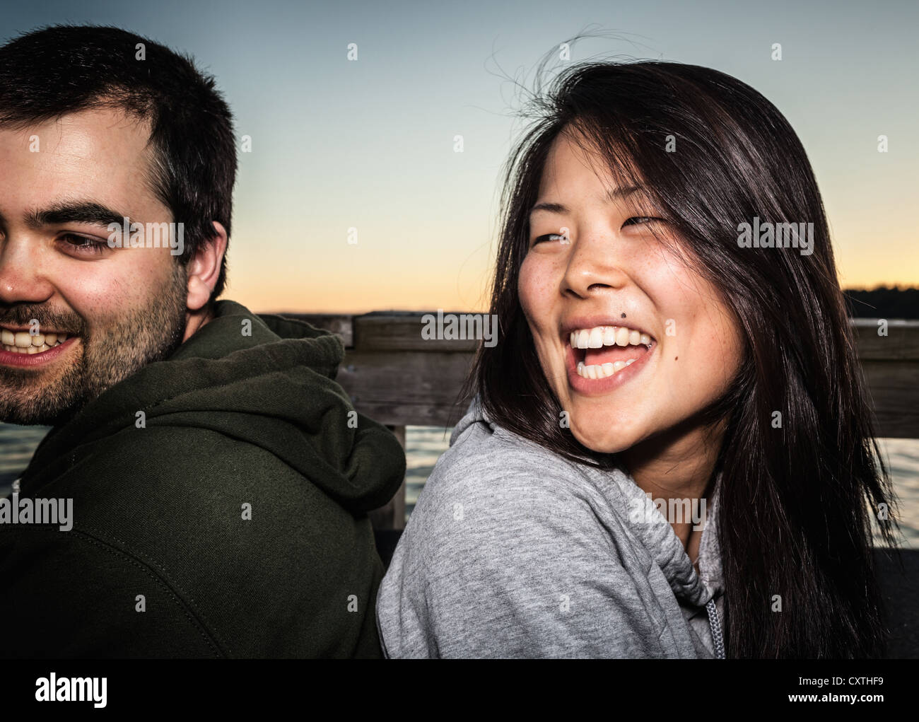 Couple smiling together outdoors Banque D'Images