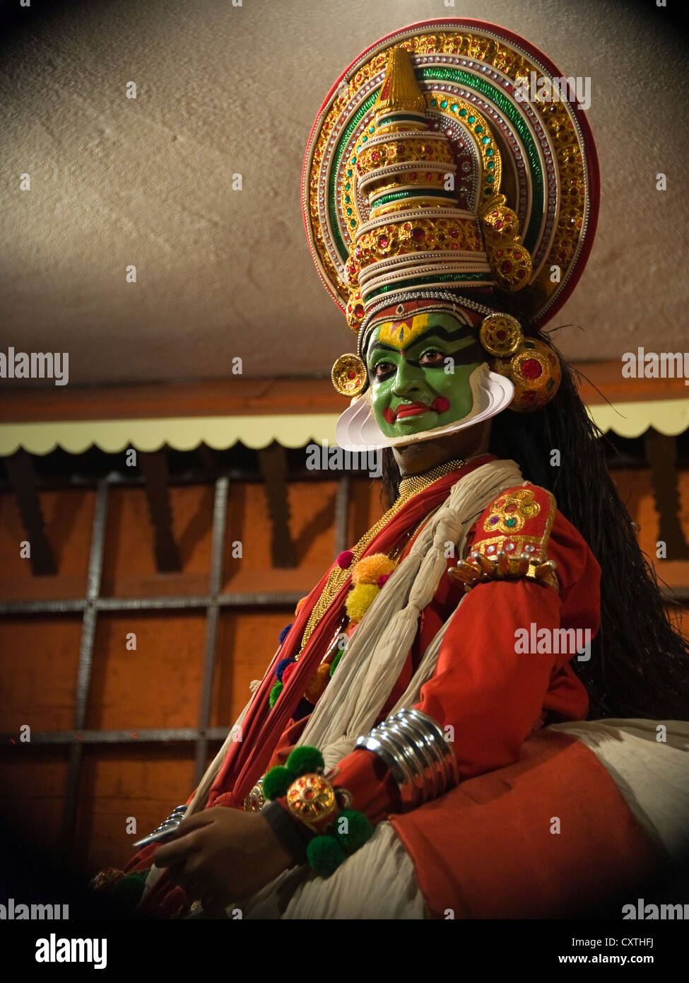 Close up portrait of vertical d'un artiste de Kathakali jouant le rôle de Pacca en costume complet. Banque D'Images