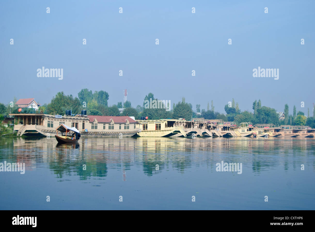 Beaucoup de bateaux en bois à Nagin Lake Banque D'Images