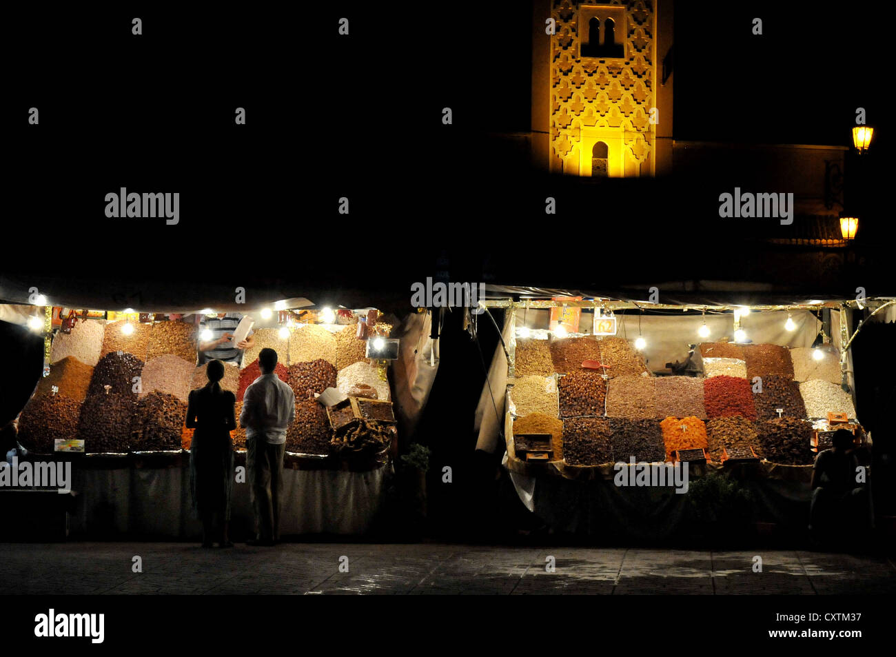 Les étals vendant des fruits, noix et d'épices dans la place Djemma el Fna dans la médina de Marrakech, Maroc, Afrique Banque D'Images