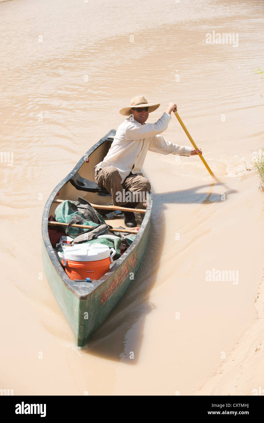 Canotage sur la rivière Rio Grande à Santa Elena Canyon, le parc national Big Bend, Texas. Banque D'Images