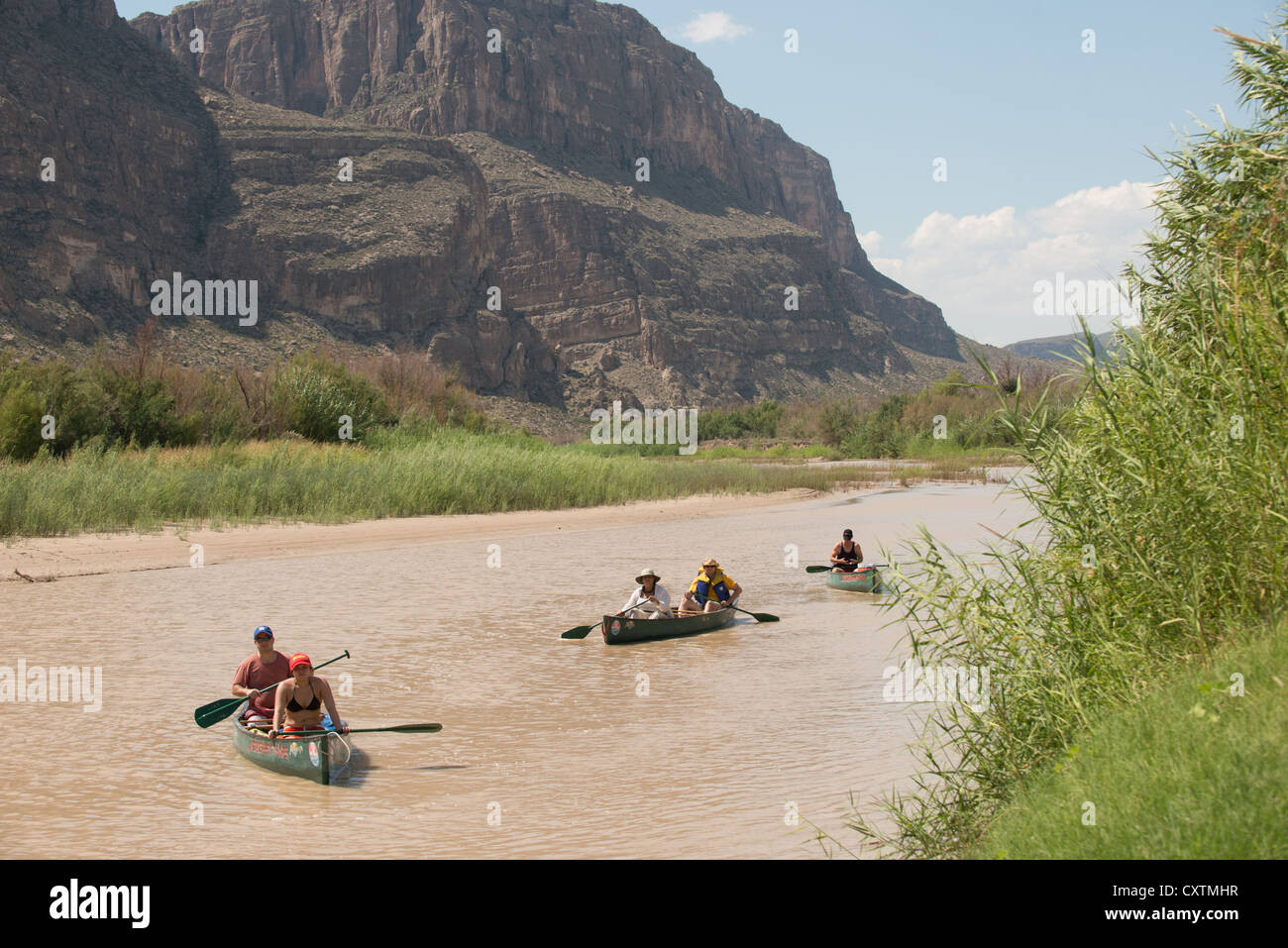 Excursion en canoë à travers Santa Elena Canyon, sur la rivière Rio Grande, Big Bend National Park, Texas. Banque D'Images