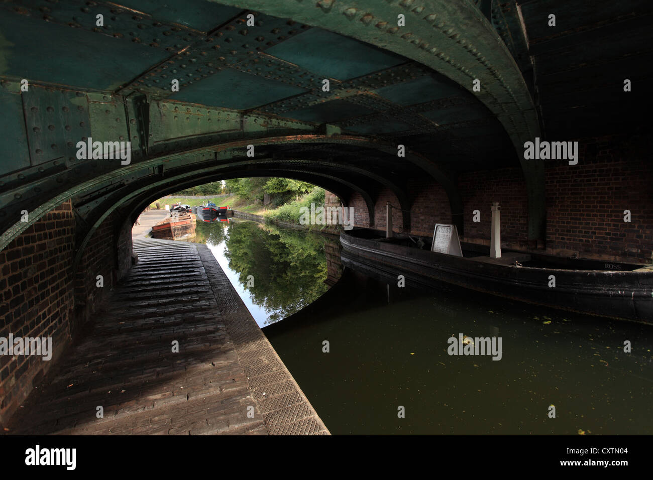 Pont-canal montrant la ferronnerie et le rivetage, chemin de halage et bateaux Banque D'Images