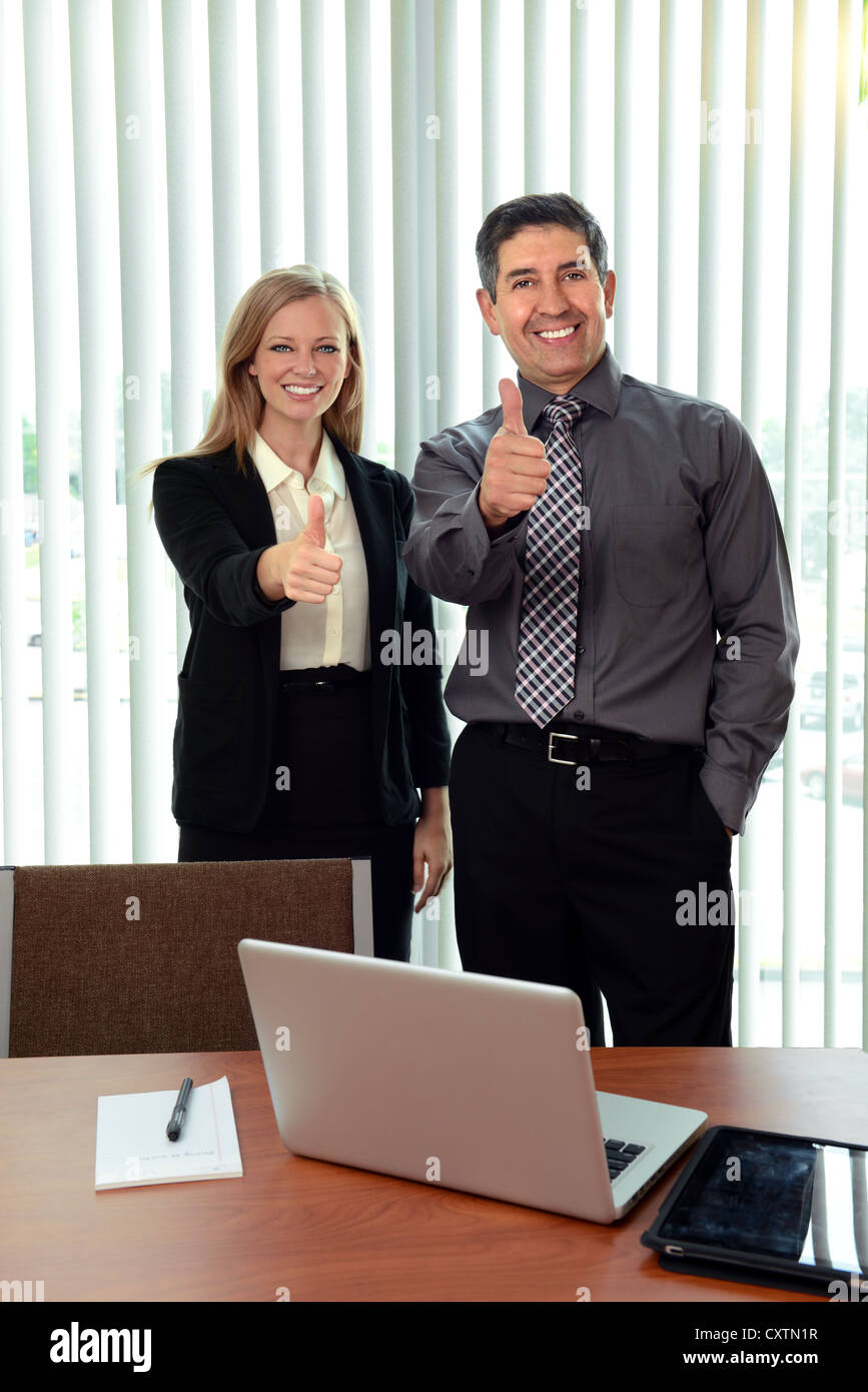 Les employés de bureau, hommes et femmes montrant le Thumbs up Banque D'Images