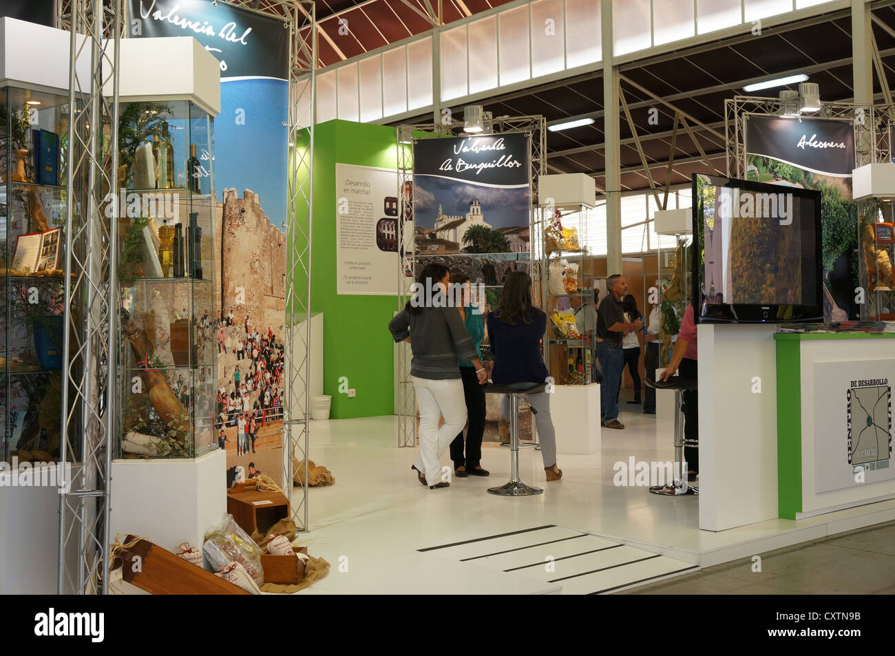 Les participantes visiter juste International Livestock salon agro-industriel, zone produits agro-alimentaires, à Zafra, Espagne Banque D'Images