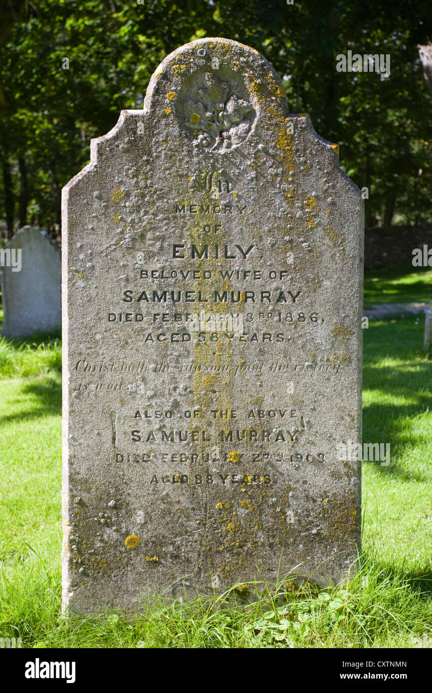 19e siècle pierre tombale dans Tyneham village abandonné, Dorset Banque D'Images