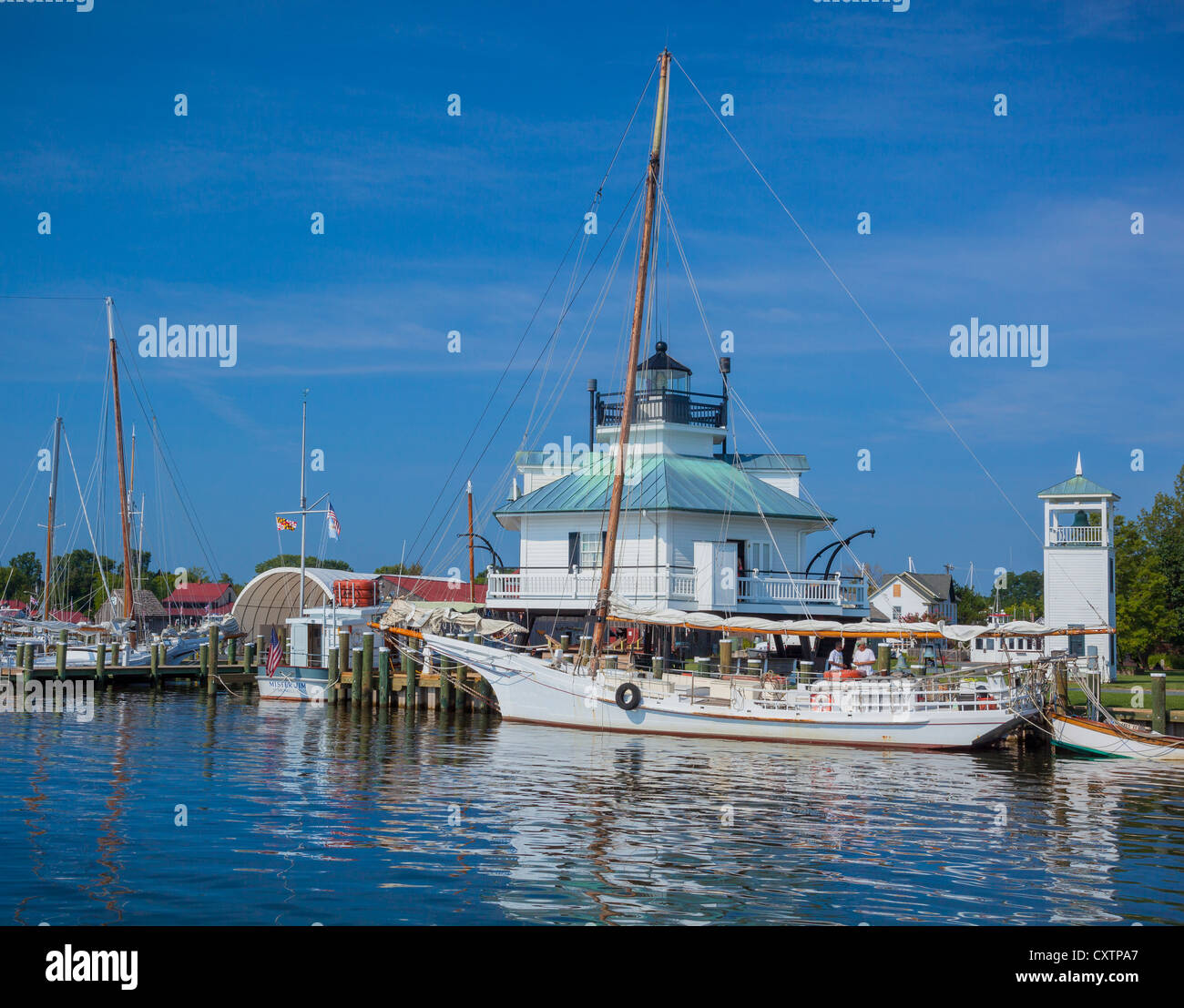 Chesapeake Bay Maritime Museum, Saint Michaels, Maryland Hooper Strait Lighthouse (1879) avec le listao HM Krent sloop Banque D'Images