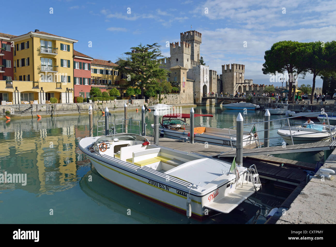 Boat Harbour et 13e siècle Château Scaliger, Sirmione, Lac de Garde, Province de Brescia, Lombardie, Italie Banque D'Images